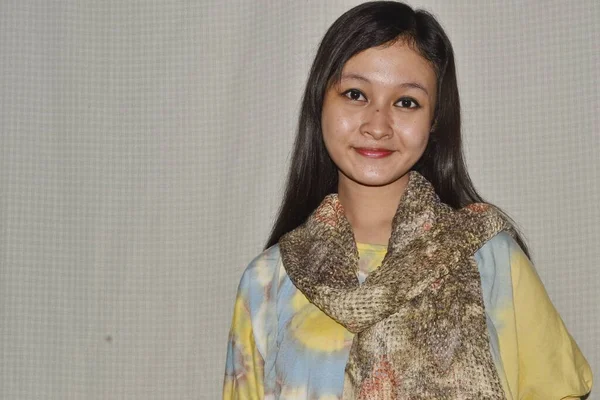 Sydostasiatiska Kvinnor Bär Vackra Stickade Halsdukar Eller Slöjor Med Ett — Stockfoto