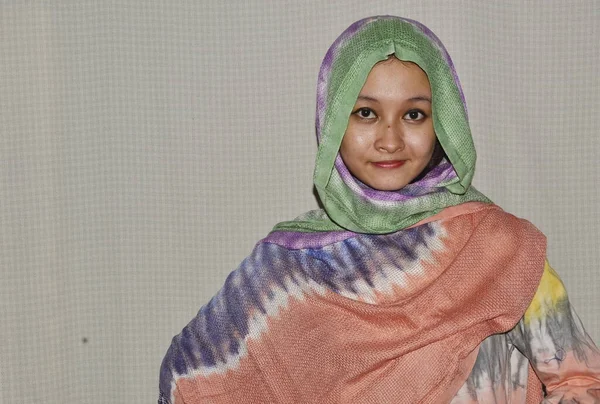 Wanita Asia Tenggara Mengenakan Syal Rajutan Atau Kerudung Indah Dengan — Stok Foto