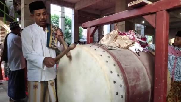 2019年9月14日インドネシアのバタン島で 焦点とノイズクリップではなく モスクでドラムを演奏するイスラム教徒の男性 — ストック動画