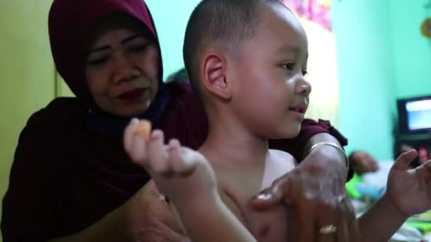 Seorang Anak Kecil Yang Dipijat Oleh Seorang Terapis Batang Indonesia — Stok Video