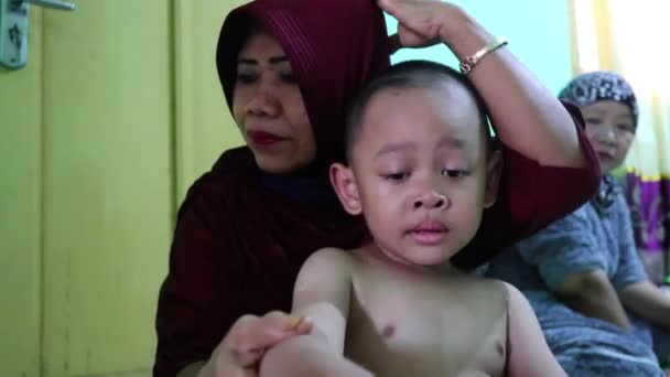 Niño Pequeño Cuando Masajeado Por Terapeuta Batang Indonesia Agosto 2020 — Vídeos de Stock