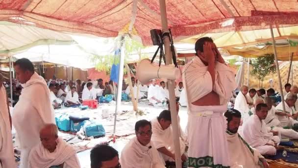 Video Documentatie Van Pelgrims Bidden Arafah Video Ongefocust Geluid Schudden — Stockvideo