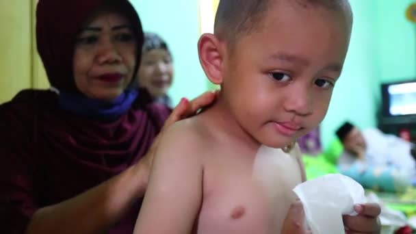 Liten Pojke Vid Massage Terapeut Batang Indonesien Augusti 2020 — Stockvideo