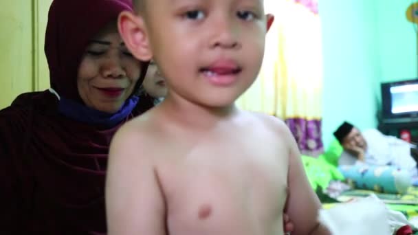 Liten Pojke Vid Massage Terapeut Batang Indonesien Augusti 2020 — Stockvideo