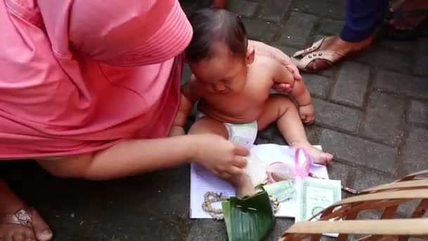 Tedhak Sitenは 2020年8月22日にインドネシアのバタン島で子供が最初に地面に足を踏み入れることを学ぶときに開催されるジャワの土地からの伝統的な一連の行列です — ストック動画