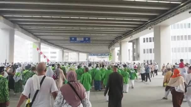 사우디아라비아의 미나에서 순례를 순례자들의 비디오 시끄럽고 시끄럽고 집중을 흔들고 기울어진 — 비디오