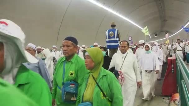 사우디아라비아 민나에서 순례를 순례자들의 모습을 비디오 비디오 집중하지 채흔들리고 기울어진 — 비디오