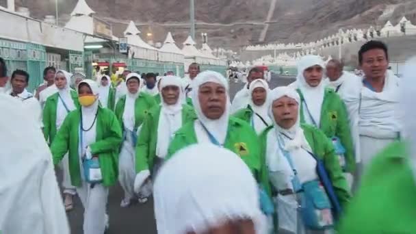 사우디아라비아 민나에서 순례를 순례자들의 모습을 비디오 비디오 집중하지 채흔들리고 기울어진 — 비디오