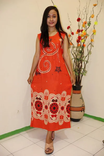 Vackra Sydostasiatiska Kvinnor Bär Vackra Färgglada Slips Färg Skjortor Ler — Stockfoto