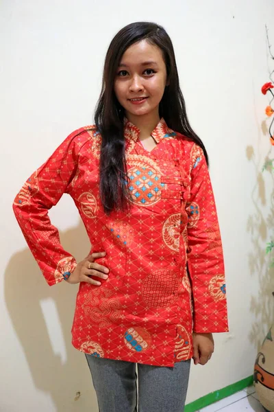 美丽的东南亚女人穿着漂亮的彩色领带 染料衬衫 面带微笑 而不是专注和吵闹的形象 — 图库照片