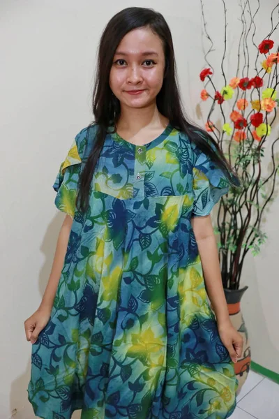 Vackra Sydostasiatiska Kvinnor Bär Vackra Färgglada Slips Färg Skjortor Ler — Stockfoto
