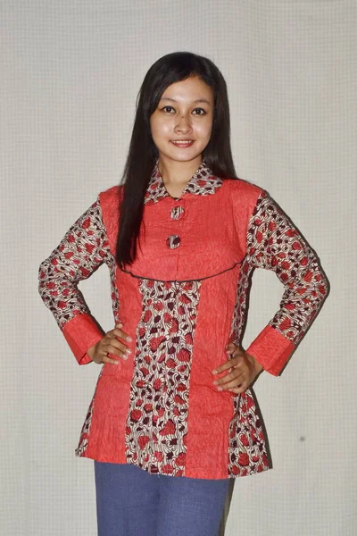 Güzel Güneydoğu Asyalı Kadınlar Güzel Renkli Kravatlı Gömlekler Giyiyorlar Tatlı — Stok fotoğraf