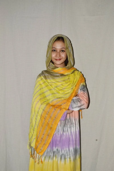 Mooie Zuidoost Aziatische Vrouwen Dragen Mooie Gebreide Sjaals Pashima Kleurrijke — Stockfoto