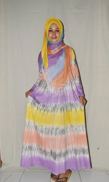 美しいニットスカーフやパシマを身に着けている美しい東南アジアの女性とカラフルなネクタイ染料シャツ 甘い笑顔 — ストック写真