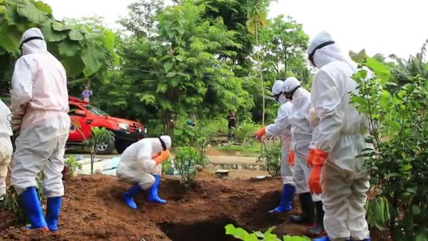 Processus Funéraire Cadavre Infecté Par Virus Couronne Avec Protocole Covid — Video