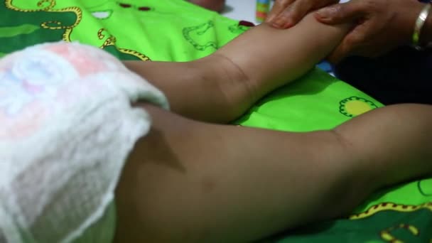 Liten Pojke När Masseras Terapeut Brus Klipp Batang Indonesien September — Stockvideo