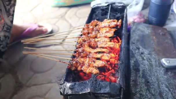 Street Satay Verkoper Tijdens Het Grillen Saté Een Houtskool Kachel — Stockvideo