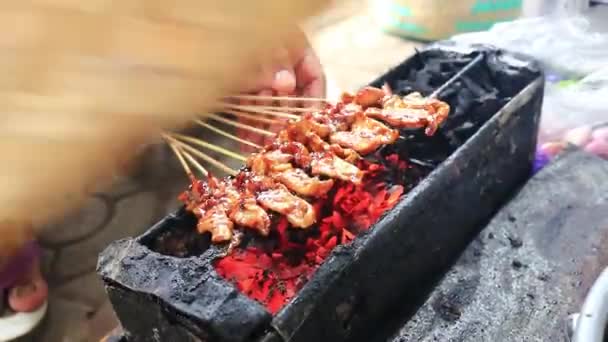 Rua Satay Vendedor Enquanto Grelhar Satay Fogão Carvão Não Foco — Vídeo de Stock