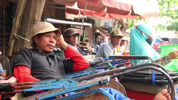 Pedicab Driver Break Chatting Friends Selective Focus Noise Clip Pekalongan — Vídeos de Stock