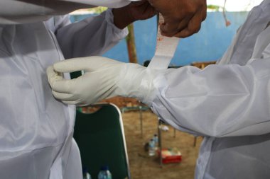 Sağlık memurları anti-korona virüs tehlikeli madde giysileri giyerken