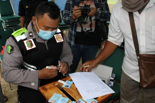 卫生工作人员于2020年12月30日在印度尼西亚Pekalongan对居民进行抗原检测 — 图库照片