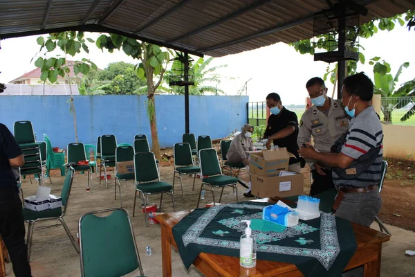 Focus Noise Image Health Workers Conducting Antigen Swab Tests Residents — Stock Photo, Image