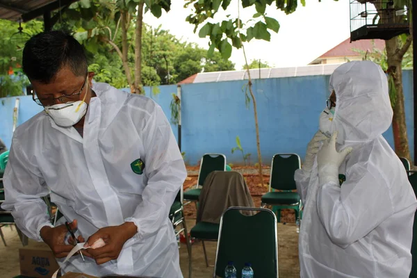 Sağlık Çalışanları Aralık 2020 Pekalongan Endonezya Sakinleri Üzerinde Antijen Numune — Stok fotoğraf
