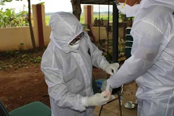 Oficiais Médicos Enquanto Vestindo Ternos Hazmat Vírus Corona — Fotografia de Stock