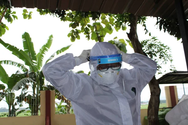 Não Foco Imagem Ruído Trabalhadores Saúde Realizando Testes Swab Antígeno — Fotografia de Stock