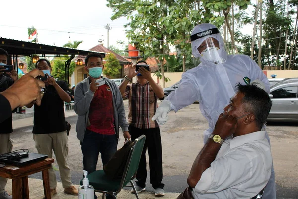 Εστίαση Και Εικόνα Θορύβου Health Workers Conducing Antigen Botch Tests — Φωτογραφία Αρχείου