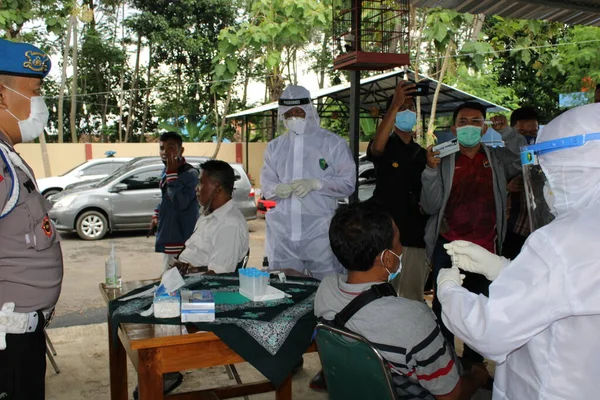 Sağlık Çalışanları Aralık 2020 Pekalongan Endonezya Sakinleri Üzerinde Antijen Numune — Stok fotoğraf