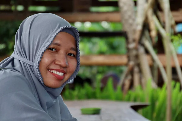 Schöne Frauen Tragen Hijab Während Sie Sich Einem Coolen Café — Stockfoto