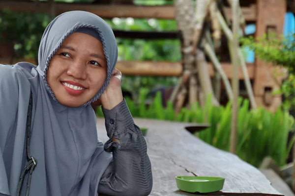 Wanita Cantik Mengenakan Jilbab Sambil Bersantai Sebuah Kafe Dingin Fokus — Stok Foto