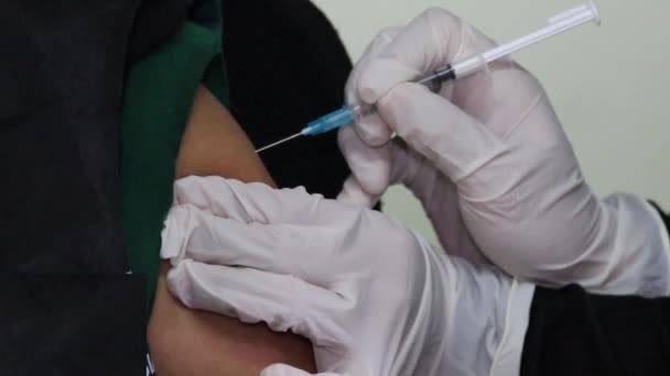 Clip Ruido Artefactos Inyectando Vacuna Covid Cuerpo Del Paciente — Vídeo de stock
