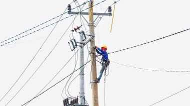  Elektrik direği tamircisi elektrik direği üzerinde çalışıyor.
