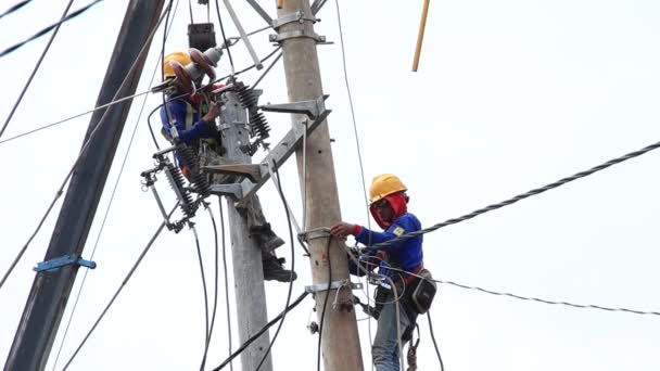 Rozmazané Šum Klip Elektrikář Lineman Opravář Pracovník Lezení Práce Elektrickém — Stock video