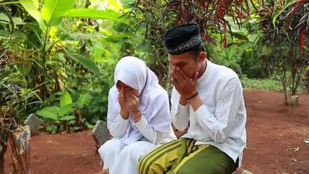 Married Couple While Pilgrimage Praying Islamic Funeral Sadly Batang Indonesia — Stock Video