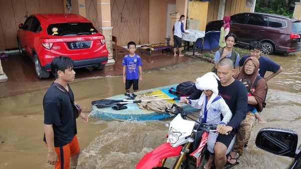 Размытое Шумное Изображение Наводнение Городе Пехонган Улицы Заполнены Водой Жители — стоковое фото