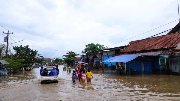 Размытое Шумное Изображение Наводнение Городе Пехонган Улицы Заполнены Водой Жители — стоковое фото