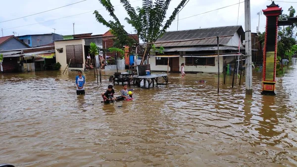 Размытое Шумное Изображение Наводнение Городе Пехонган Улицы Заполнены Водой Жители — стоковое фото