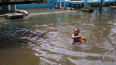 12 Şubat 2021 'de Pekalongan, Endonezya' da yerleşimcilerin köyünde odak noktası değil, sel havası vardı.