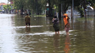 12 Şubat 2021 'de Pekalongan, Endonezya' da yerleşimcilerin köyünde odak noktası değil, sel havası vardı.