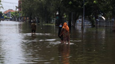 12 Şubat 2021 'de Pekalongan, Endonezya' da yerleşimcilerin köyünde odak noktası değil, sel havası vardı.