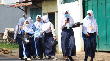 Odaklanamıyorum, liseli çocuklar okulda okuduktan sonra yürüyorlar, maske takıyorlar, Pekalongan, Endonezya, 16 Mart 2021