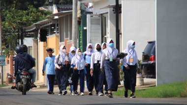Odaklanamıyorum, liseli çocuklar okulda okuduktan sonra yürüyorlar, maske takıyorlar, Pekalongan, Endonezya, 16 Mart 2021