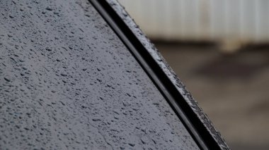  Yağmurdan sonra su damlacıkları olan araba camı.
