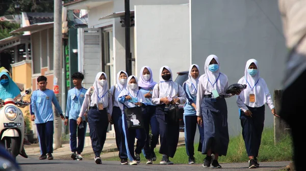Odaklanamıyorum, liseli çocuklar okulda okuduktan sonra yürüyorlar, maske takıyorlar, Pekalongan, Endonezya, 16 Mart 2021