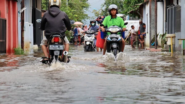 Rozmyty Obraz Kilku Motocyklistów Samochodów Mijających Powódź Pekalongan Lutego 2021 — Zdjęcie stockowe