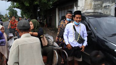 Geleneksel gelin ve damat evlilik töreni için hazırlanıyor, Pekalongan, 18 Şubat 2021