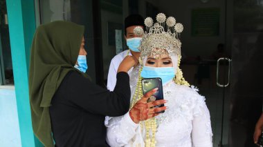 Geleneksel gelin ve damat evlilik töreni için hazırlanıyor, Pekalongan, 18 Şubat 2021